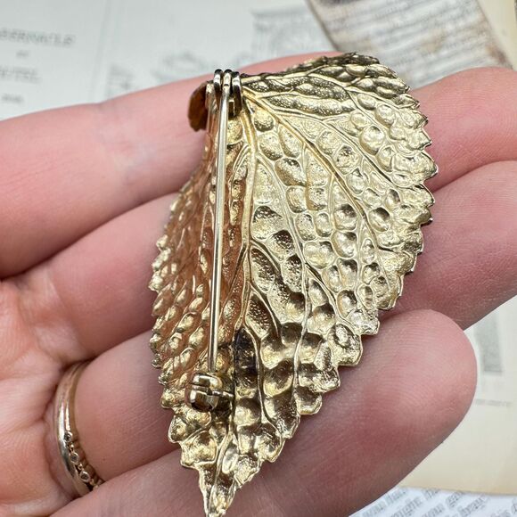 Realistic Vintage Gold Tone Leaf Brooch with  Pearl Accent - Picture 4 of 4